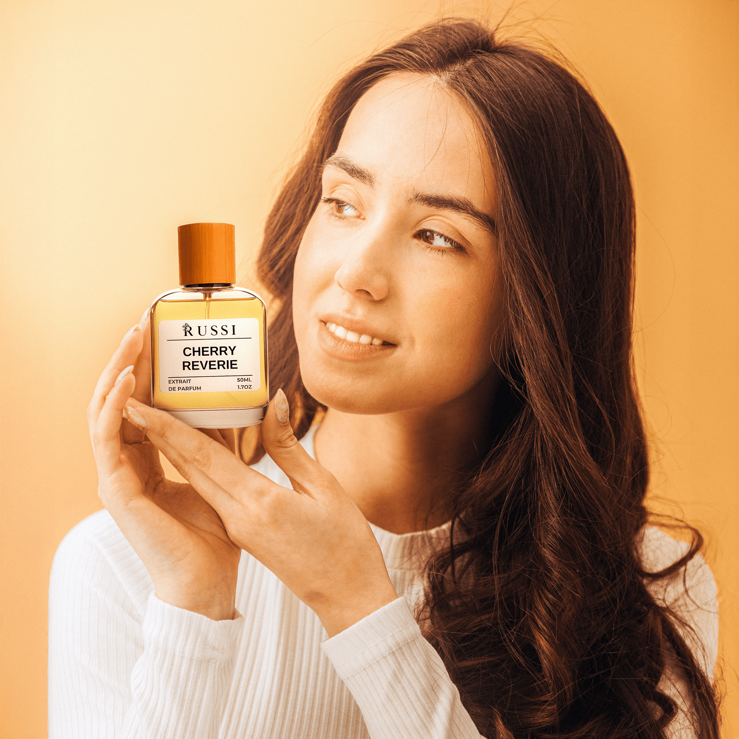 Moteris laiko Parfumada moteriškų kvepalų buteliuką – prabangus extrait de parfum kvapas kiekvienai dienai