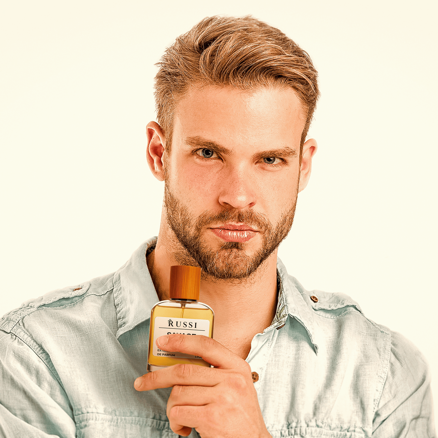 Vyras laiko Parfumada vyriškų kvepalų buteliuką – ilgai išliekantis extrait de parfum aromatas